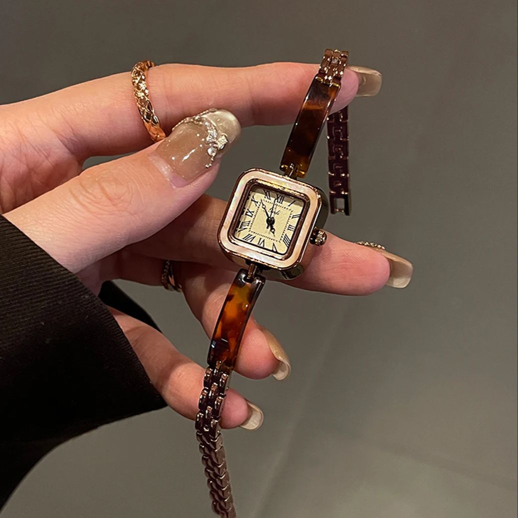Vintage Fashion Watches - 로마 숫자와 사각형 다이얼이 있는 럭셔리